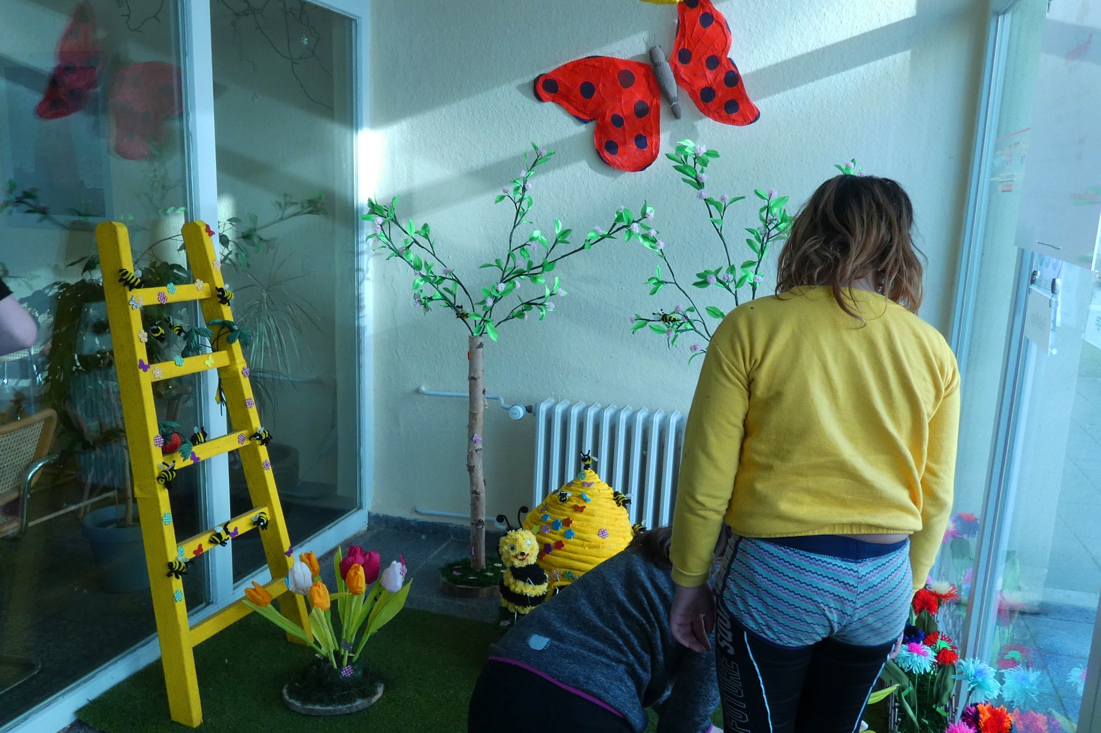 Willkommen im Frühling! Der Eingangsbereich in der ASB-Kinder-und Jugendhilfestation ist nun in ein Frühlingskleid gehüllt.