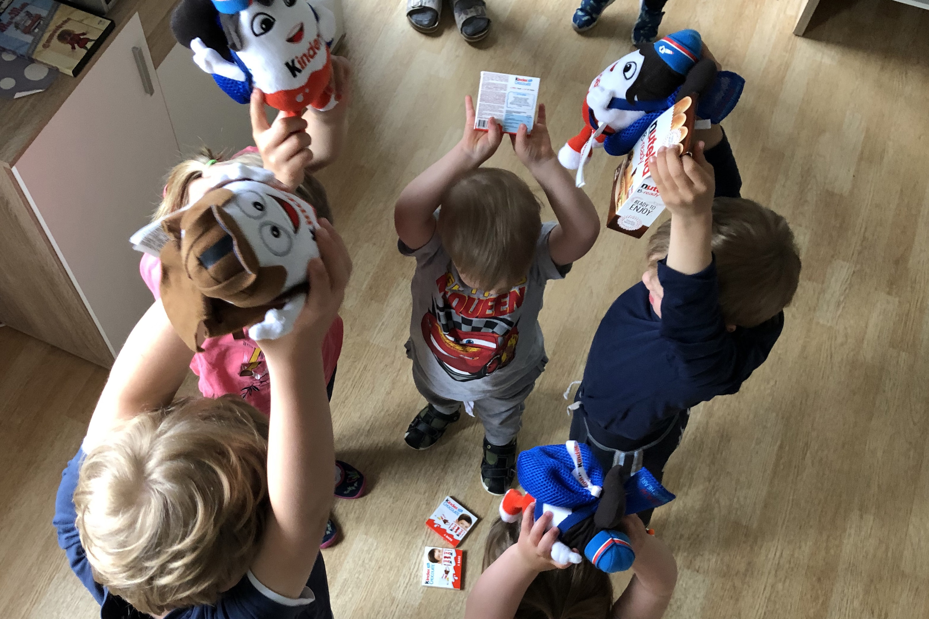 Kinder-und Jugendliche aus dem KiJu des ASB-Landesverbandes Sachsen-Anhalt teilen Schokolade, Plätzchen, Waffeln und Bonbons.