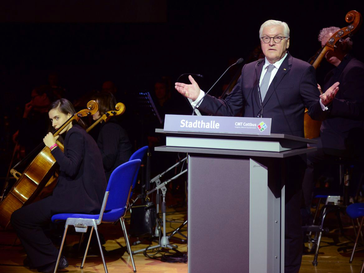 Frank-Walter-Steinmeier-Wuenschewagen-Aschenbroedel-Credit-Bundesregierung-Norbert-Millauer-7.jpg