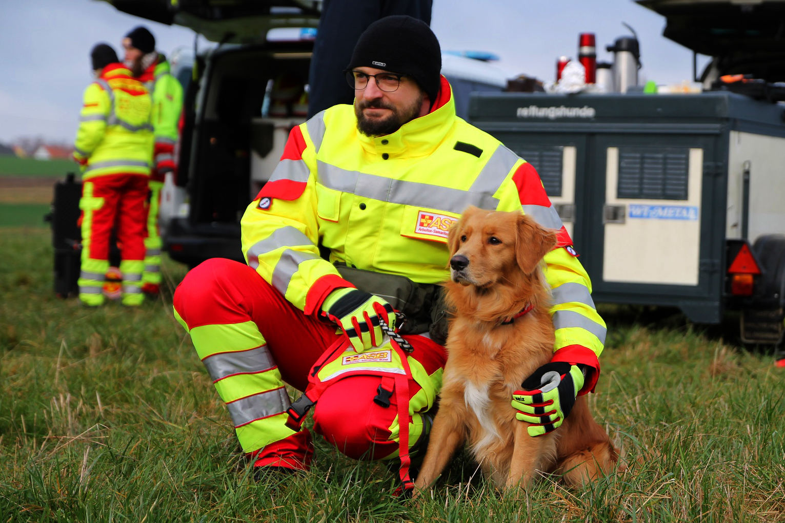 ASB-Regionalverband Salzlandkreis: Rettungshunde im Probeeinsatz mit unbekannten Flugobjekten konfrontiert.