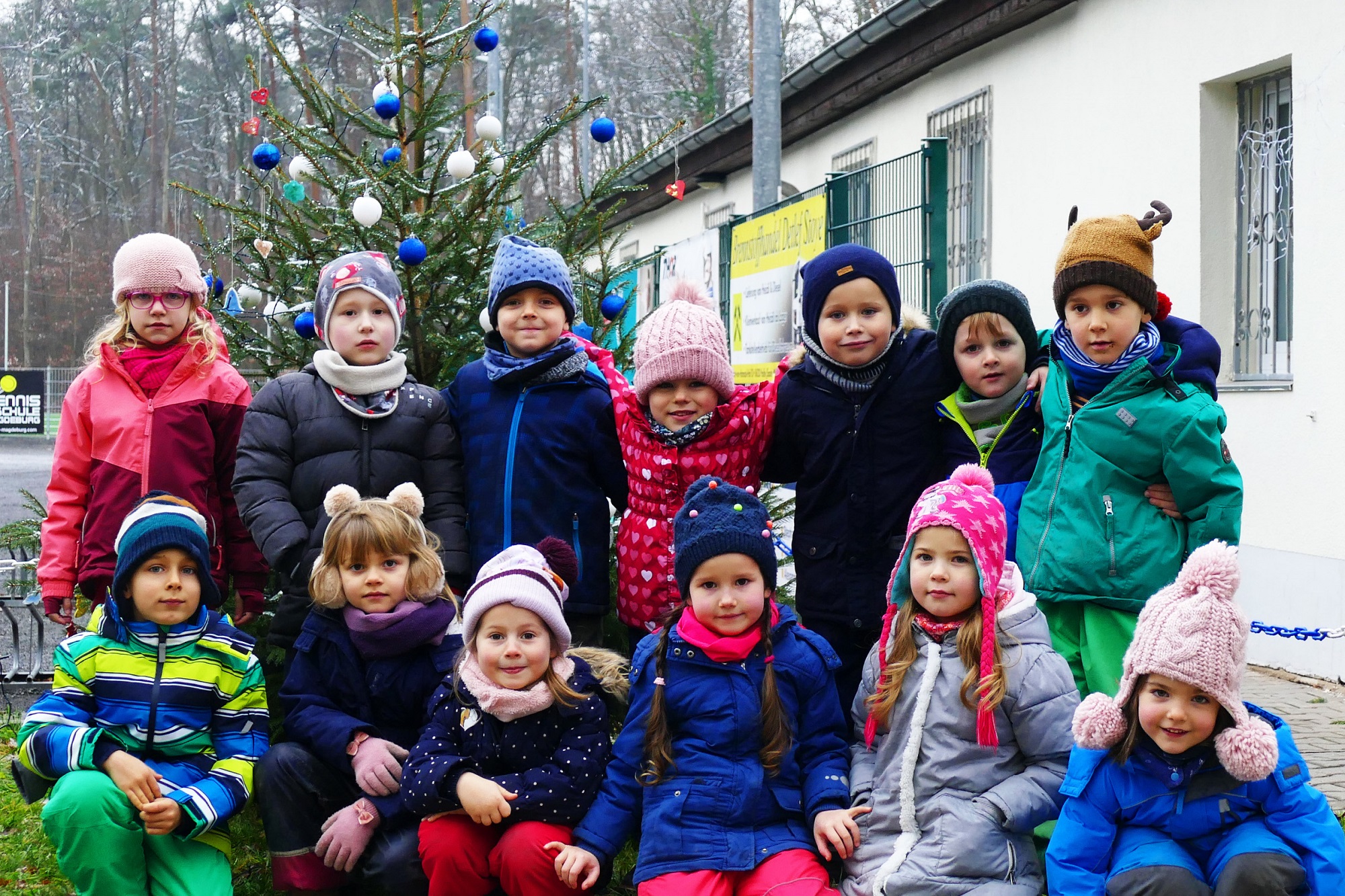 Weihnachten kann kommen! Die Tanne auf dem Vereinsgelände des SV Blau-Weiß-Dölau ist nun weihnachtlich geschmückt! 