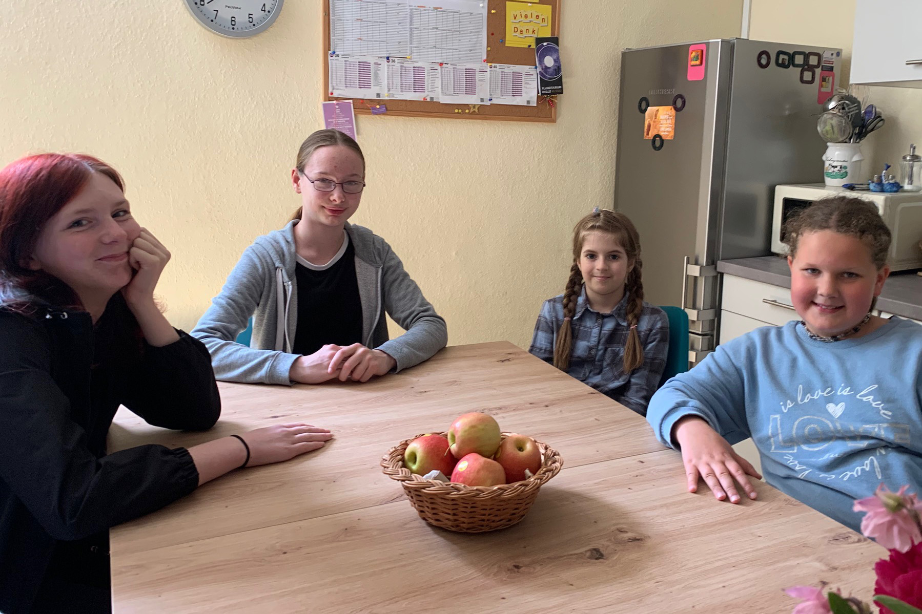 Unsere Küche in der Kinder- und Jugendhilfestation „Über-Mut“ erstrahlt dank der Hans & Ina Lauermann Stiftung in neuem Glanz!
