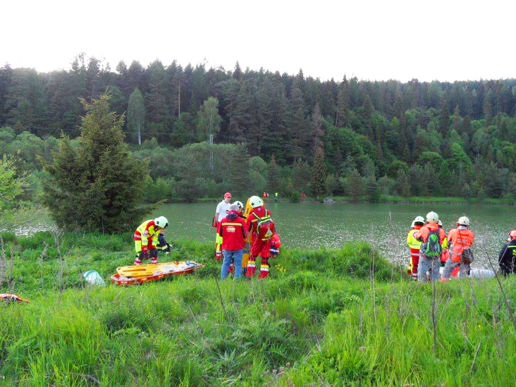 Hier wird der Notfall geprobt, am idyllischen Waldsee im Gebirge in der Slowakei..jpg