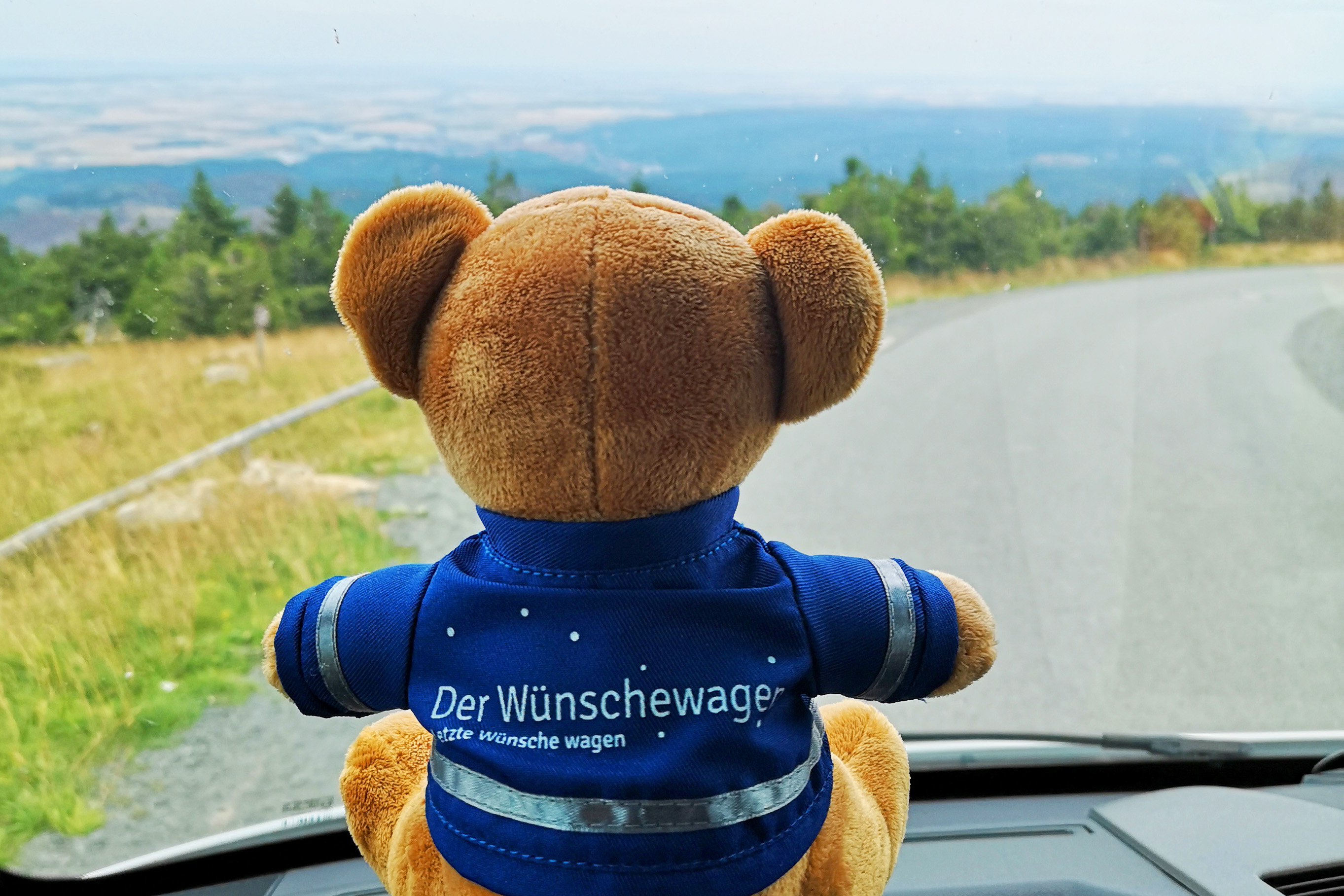 Seit einem Jahr rollt der blaue Wunscherfüller auch in Sachsen-Anhalt und hilft, einen der letzten Tage mit Freude und Glück zu verbringen. 