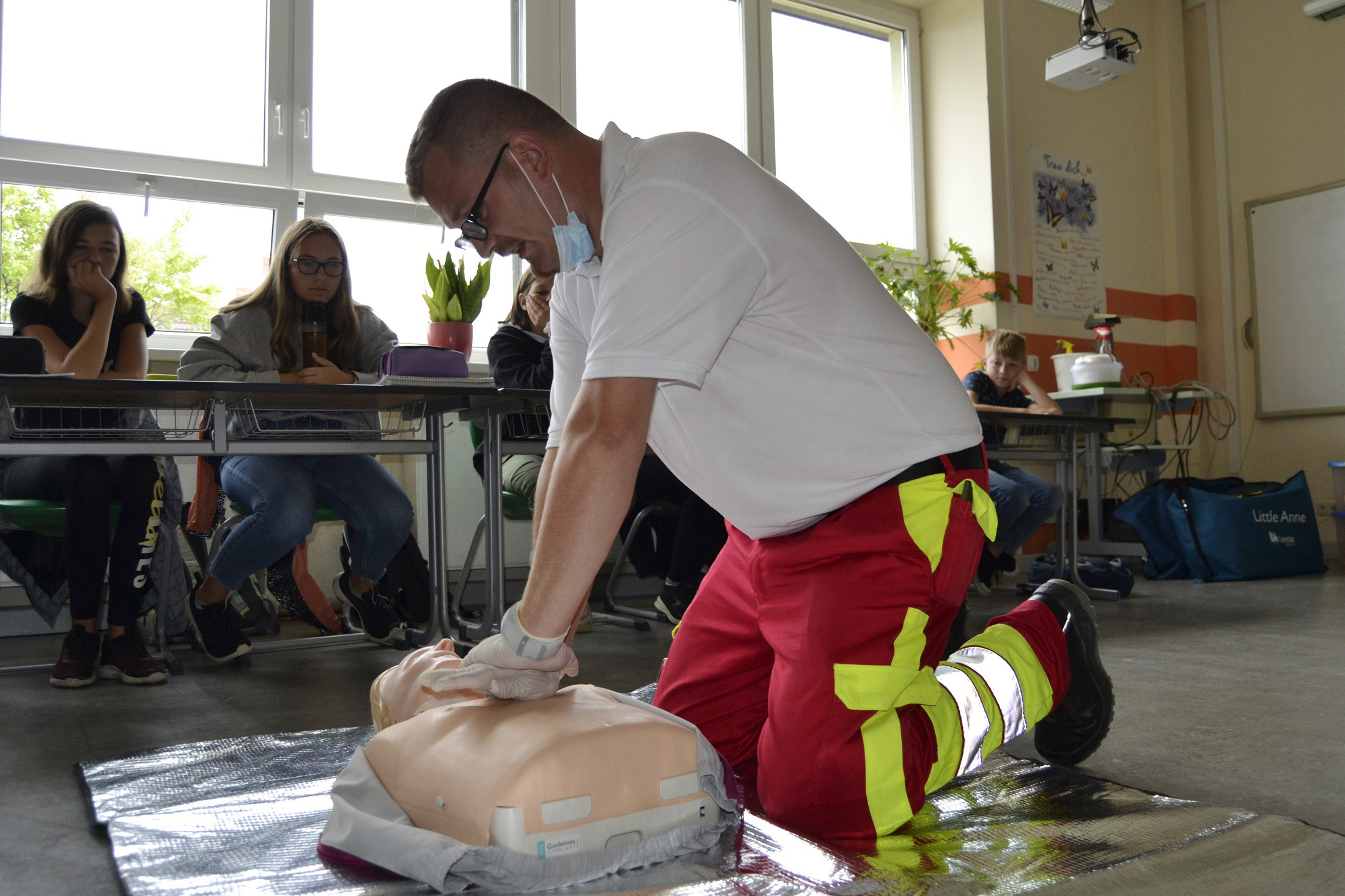 Frank Groener, Lebensretter beim ASB Mansfeld Südharz, zeigt Achtklässlern, dass man in jedem Alter Leben retten kann.