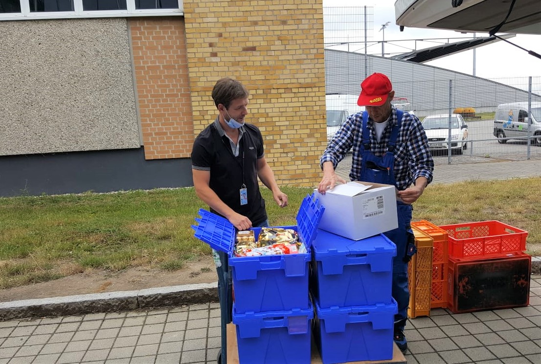 Für den Kinder-und Jugendkreis des ASB holt Jens Koniczek Süßes.jpg