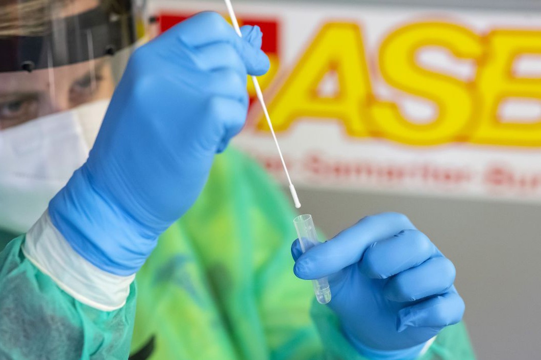 Ärmel hoch in der Krise: Haupt- und ehrenamtliche MitarbeiterInnen des ASB unterstützen tatkräftig beim Testen und Impfen.