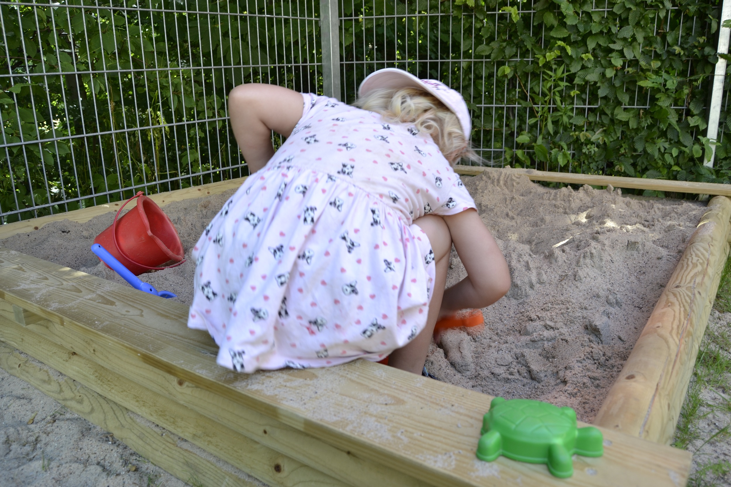 Jetzt können endlich gemeinsam Sandburgen gebaut, Löcher gebuddelt und Wasserstraßen erschaffen werden. 