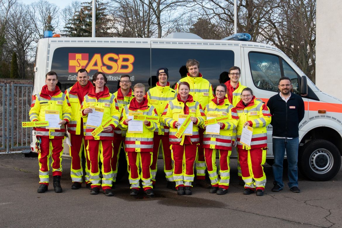 Ihre sanitätsdienstliche Fachausbildung erfolgreich beendet haben 11 ehrenamtliche Helfer:innen beim ASB Halle/Bitterfeld.