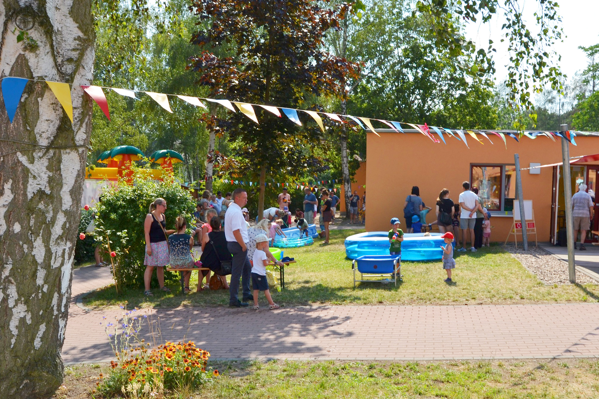 Ein herzliches Miteinander der Eltern und Erzieher ist Garant für tolle Stimmung beim Sommerfest in der ASB-Kita „Spatzennest“