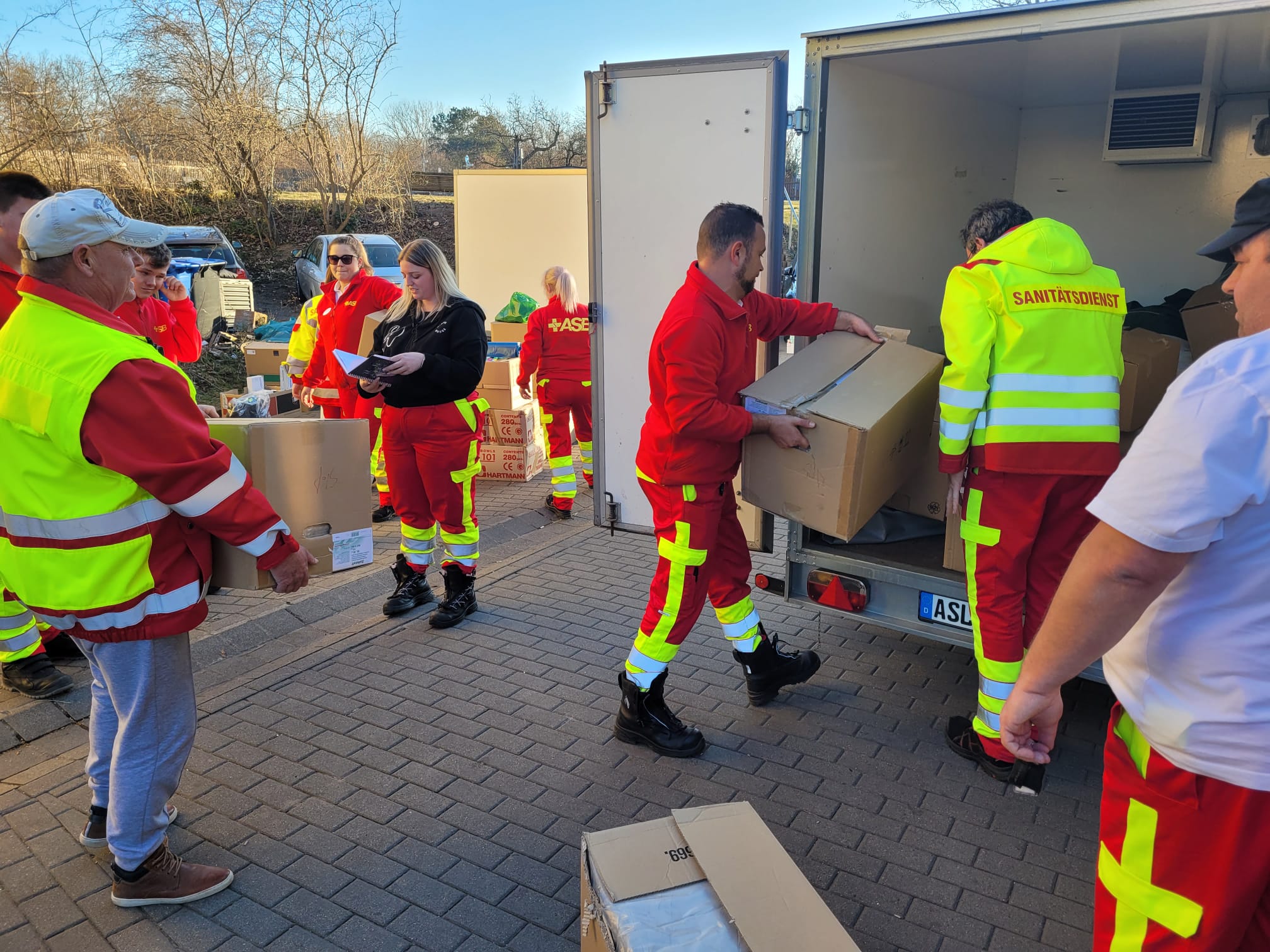 Beim Sortieren und Einladen der Hilfsgüter halfen Aschersleber freiwillig und unterstützten den ASB und die DLRG Bernburg.