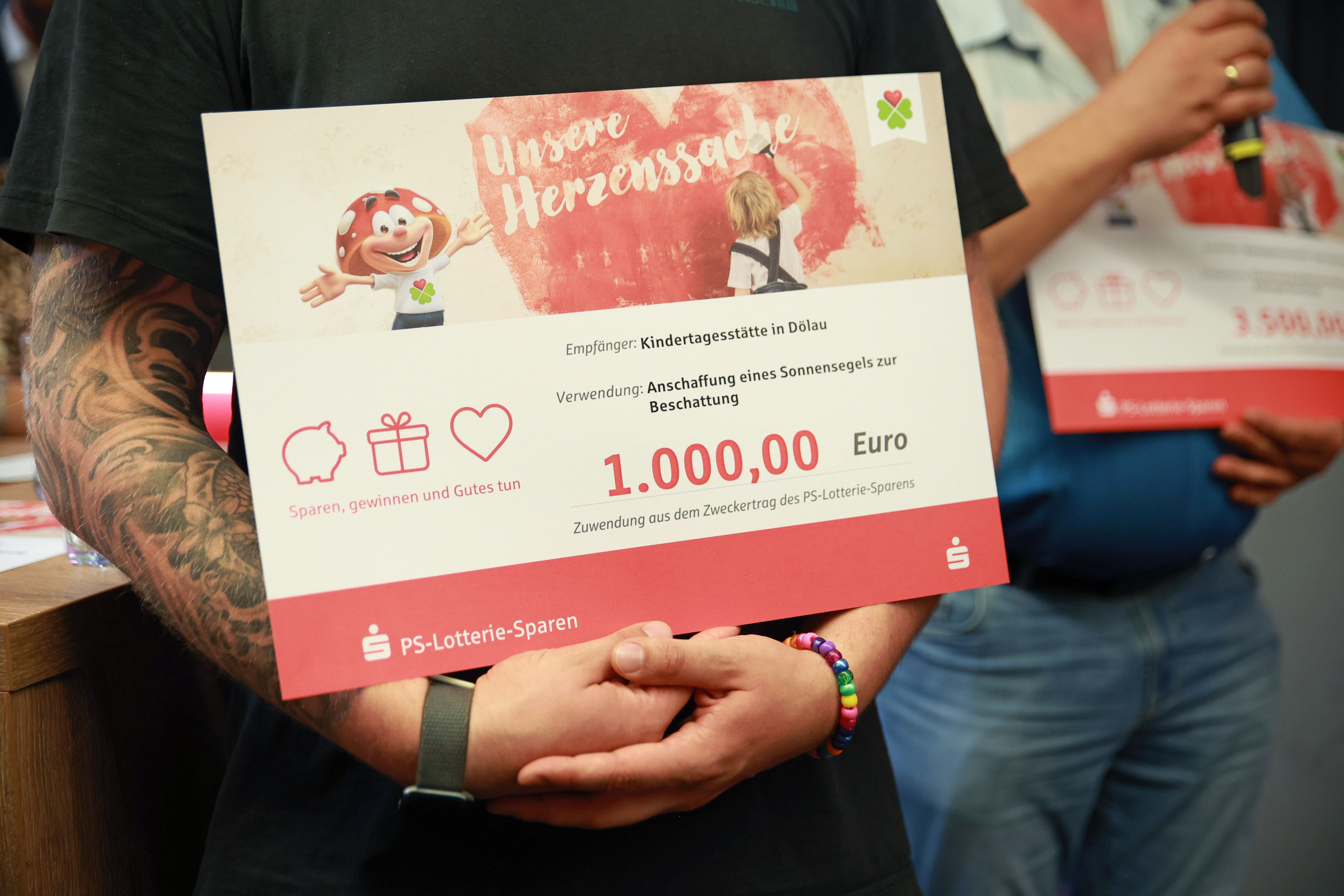 Spendenscheck in Höhe von 1000 Euro
