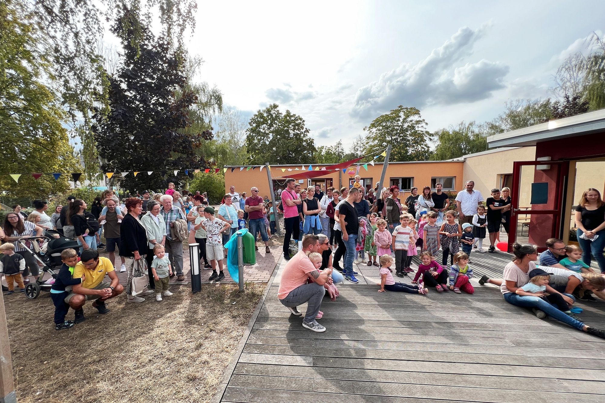 Der Tanz der Kinder aus unserer Finkengruppe begeistert gleich am Anfang alle Besucher: Nun kann die Kita-Kinder-Sommerparty starten!