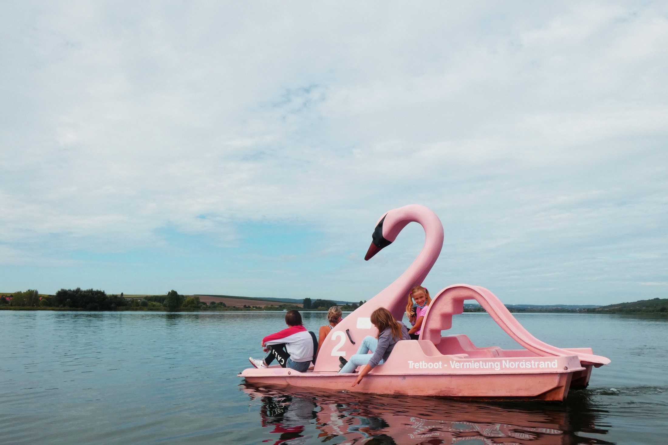 Einfach mal in See stechen und die Seele baumeln lassen: Mädchen und Jungen vom Über-Mut genießen das Wasser, die Sonne und das Leben!