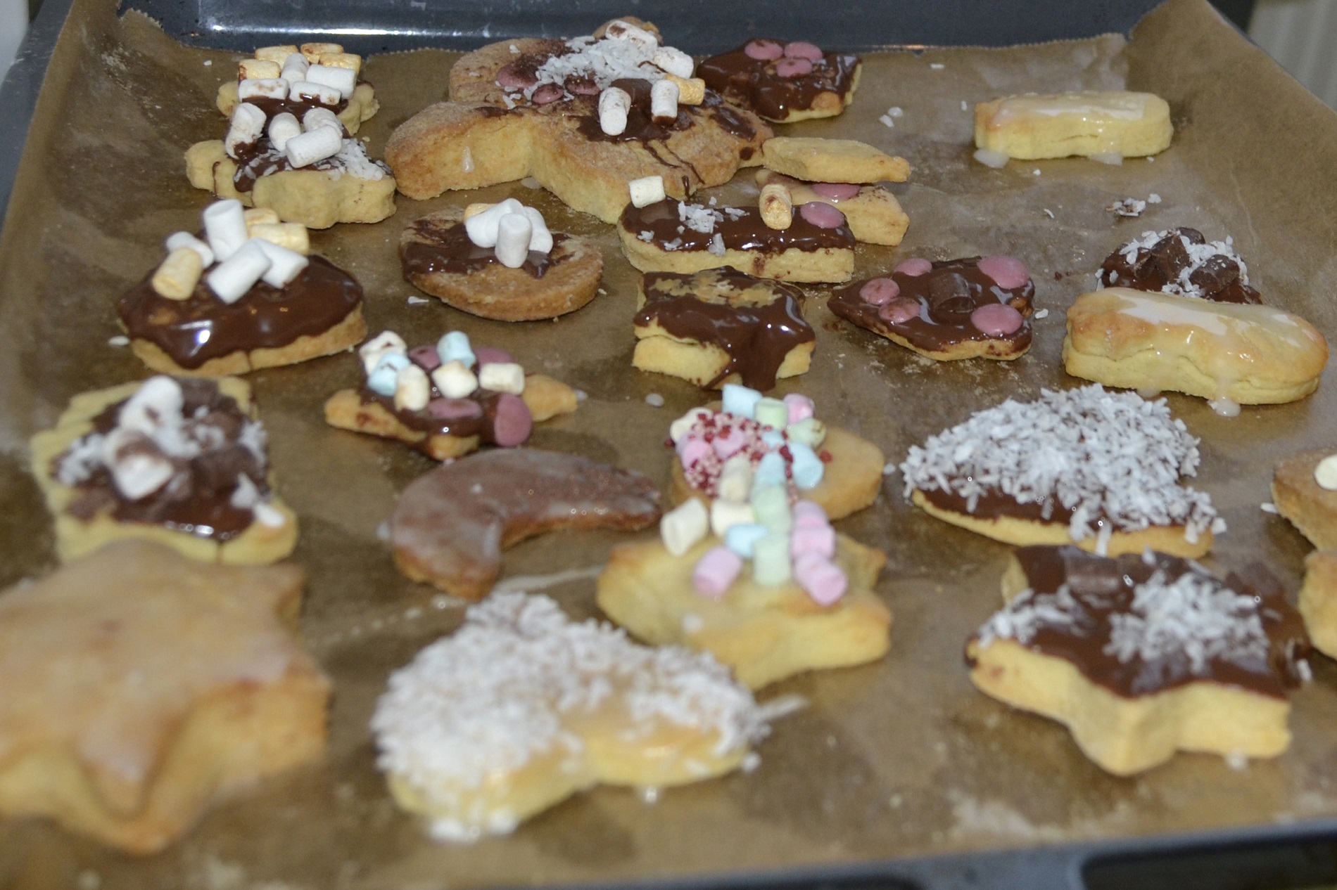 Wie die Kleinen der Erdmännchengruppe (3 bis 8 Jahre) eifrig Plätzchenteig kneten und sich auf die Weihnachtszeit freuen.