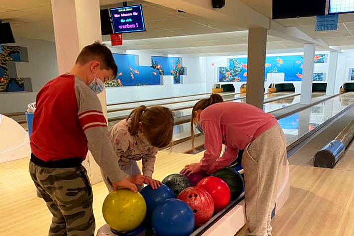 Die Kugel wird beim Bowling als Ball bezeichnet.jpg