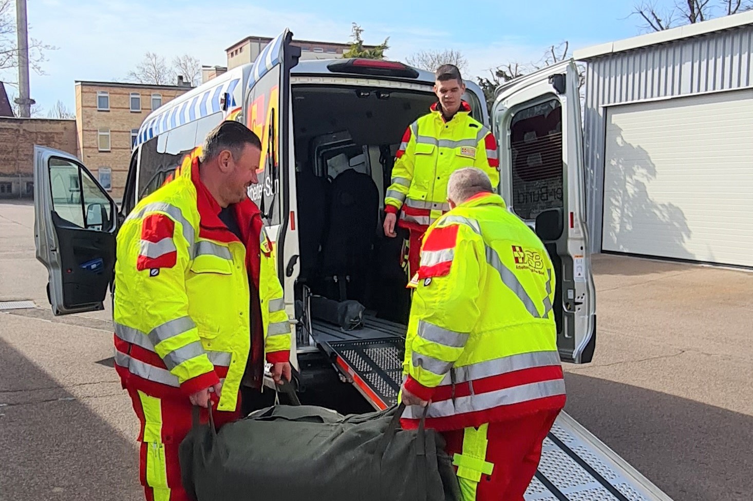 ASB-Regionalverband Halle/Bitterfeld engagiert sich beim Transport von Hilfsgütern und beim Errichten einer Flüchtlingsunterkunft.