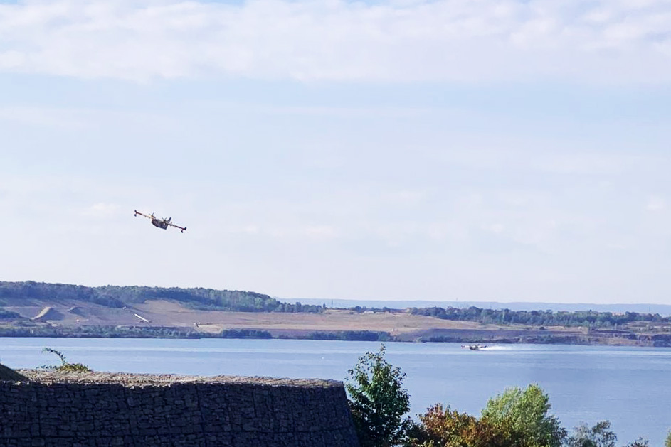 Löschflugzeuge aus Italien beim Anflug am Concordiasee.jpg