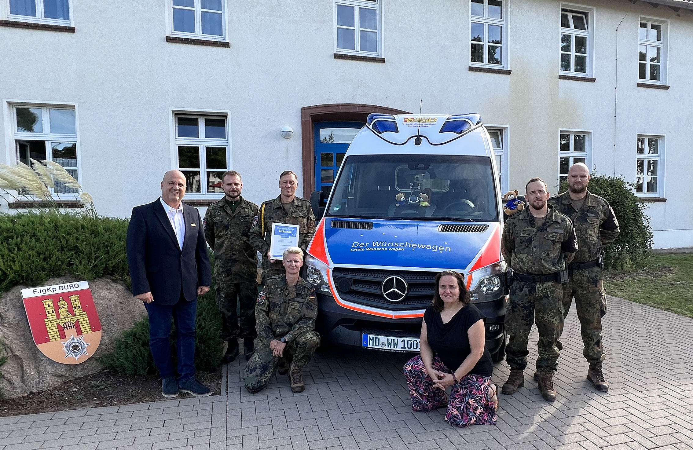 Soldaten aus der Clausewitz-Kaserne in Burg sammeln im Auslandseinsatz für den Wünschewagen Sachsen-Anhalt.