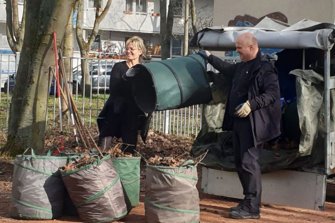 Teamleitung und Landesgeschäftsführung Hand in Hand.jpg