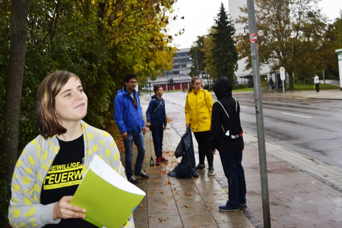 Annalena kennt den Weg und Ali und die anderen Kids überlegen, was in die Glebe Tonne gehört..jpg