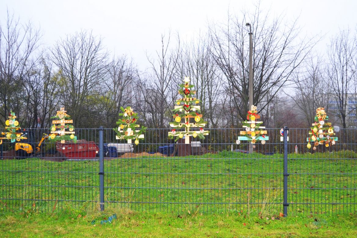 Ein kunterbunt geschmückter Gartenzaun.jpg