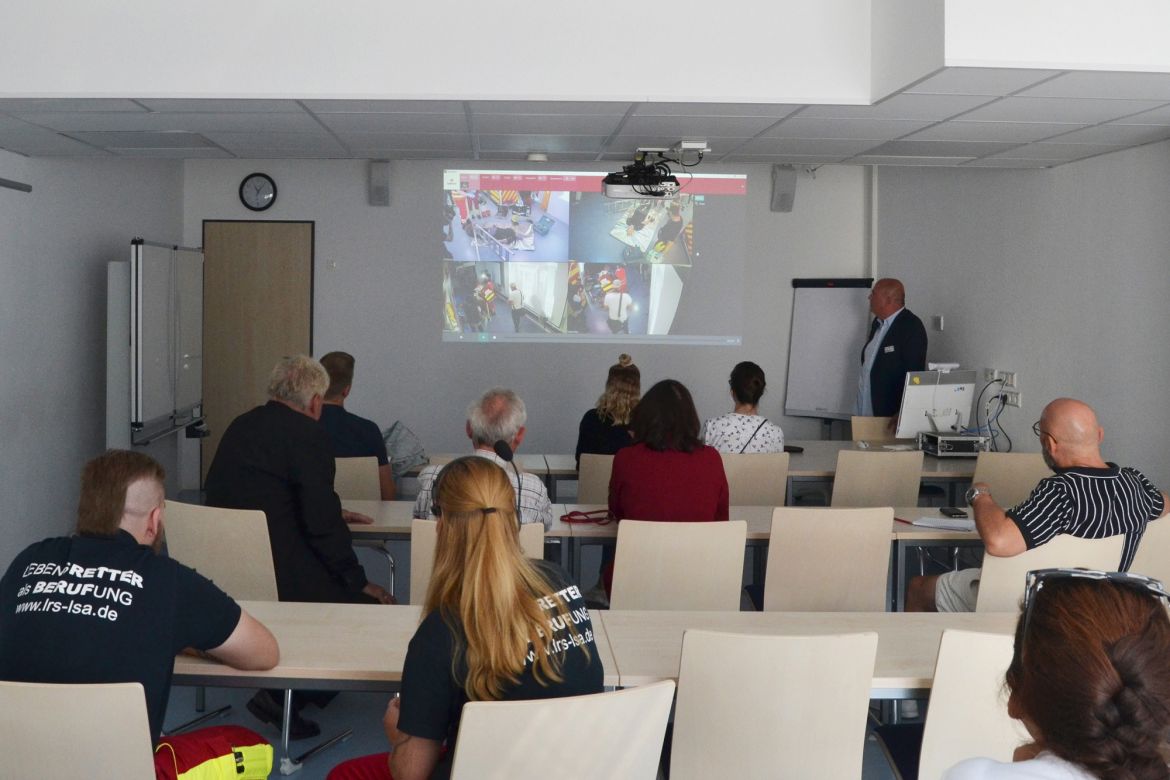 4. Geladene Journalisten un d Gäste verfolgen die Rettung des S chwerverltzten live im Unterrichtsraum.jpg