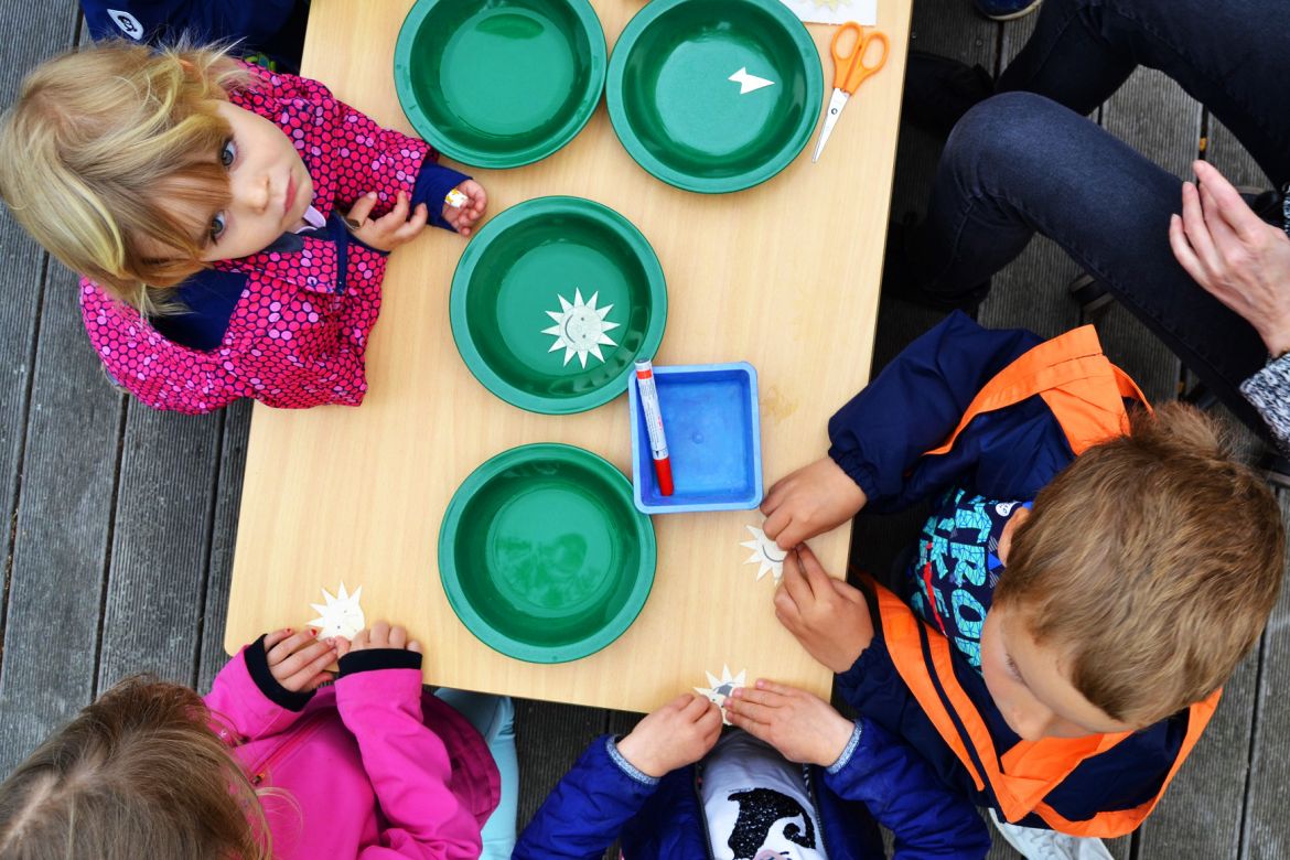 Eine Sonne basteln die im Wasserbad zu strahlen beginnt  In der Schule werden die Kids lernen dass es sich hierbei um die Kapillarkraft handelt  (2).jpg