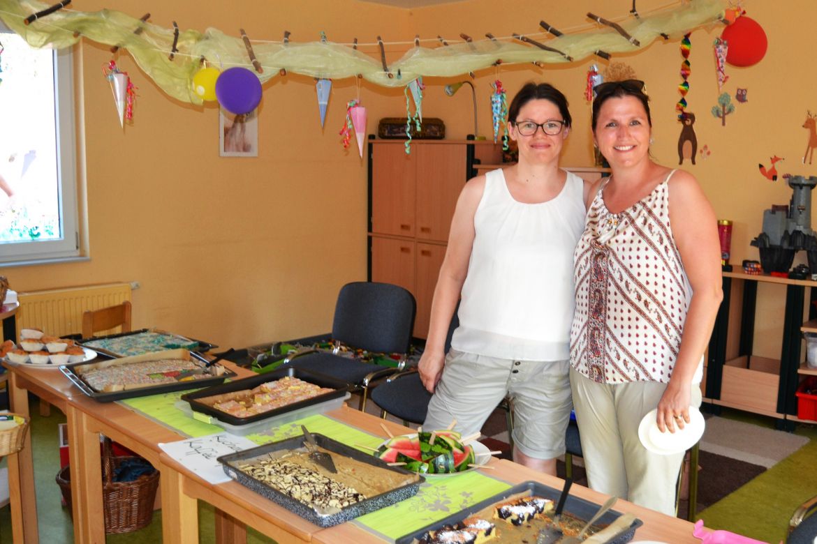 Am Kuchenbuffet wurde man von Frau Busch und Frau Bünsche liebevoll versorgt.