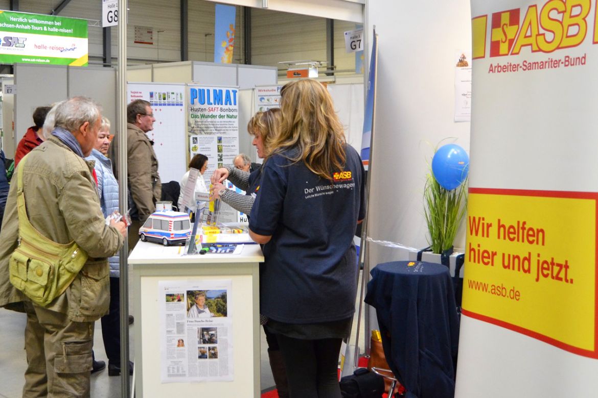 Reger und stetiger Besuch am Stand es ASB.JPG