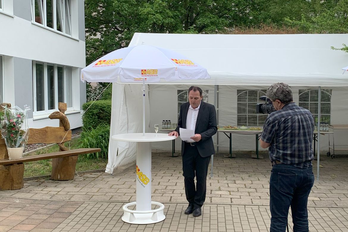Geschäftsführer Jörg Zeigner freut sich über die Neueröffnung.jpg