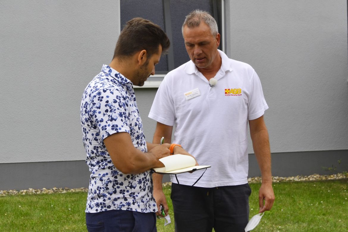 MDR-Moderator Stefan Bernschein im Gespräch mit Heimleiter Michael Fritzsching.jpg