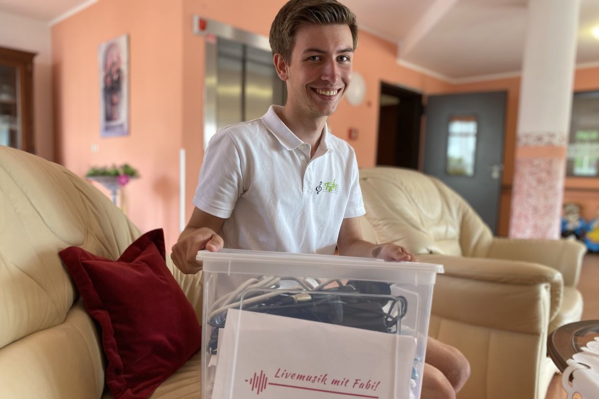 Fabi packt sein Equipement zusammen und muss weiter.jpg