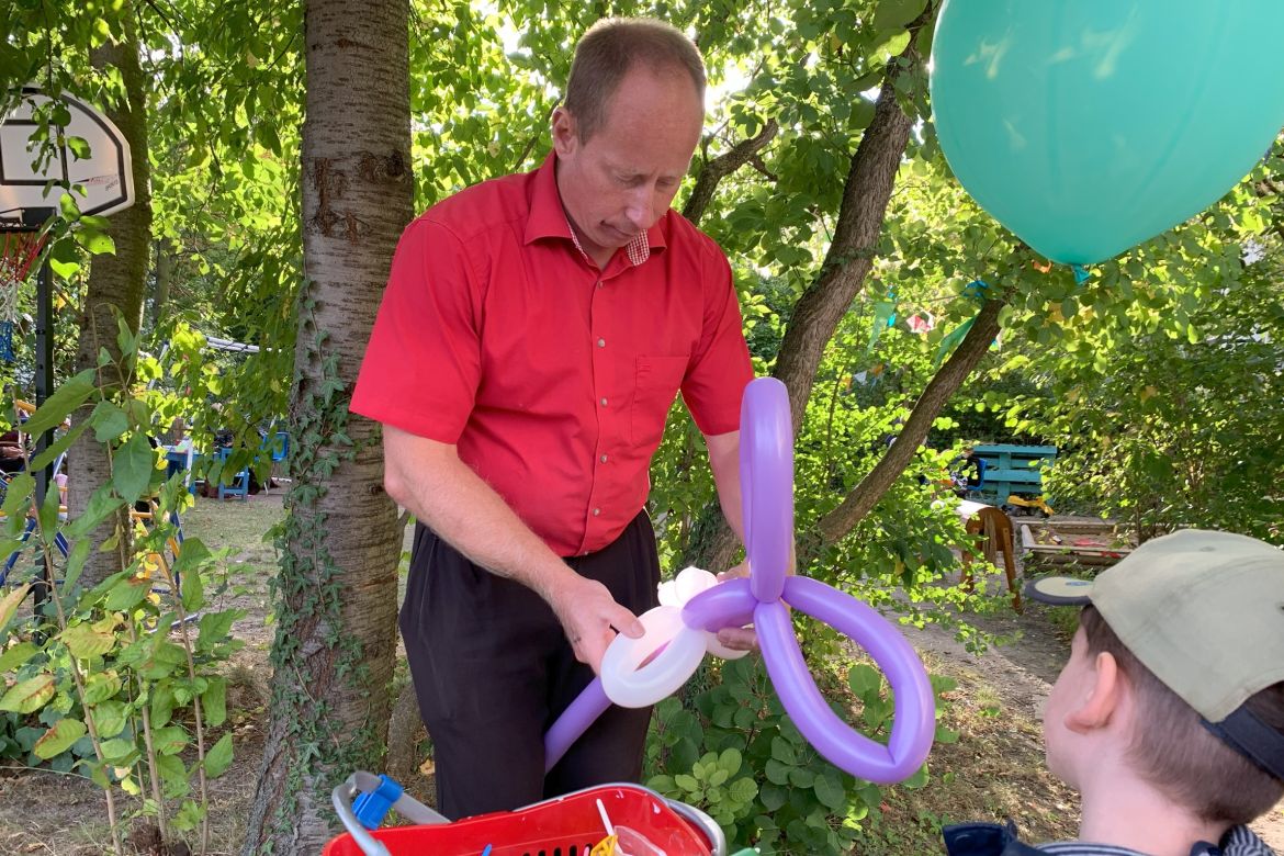 Und Christian ist ein Ballonzauberer und erfüllt jeden Wunsch.jpg