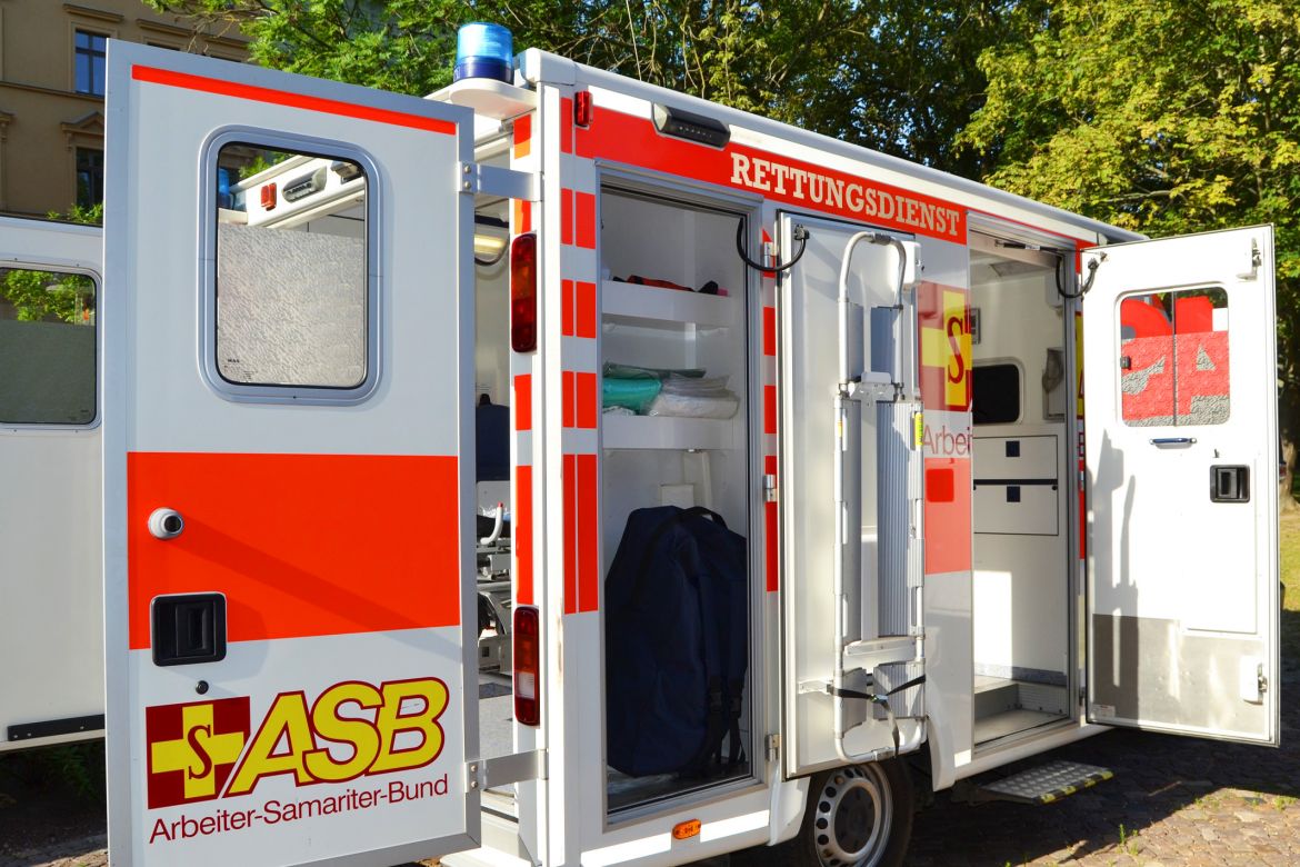 Mit modernster Technik vollgepackt! Ein moderner ASB-Rettungswagen des Regionalverbandes Halle/Bitterfeld macht einen Zwischenstopp auf dem Schulhof der Sekundarschule Johann Christian Reil.