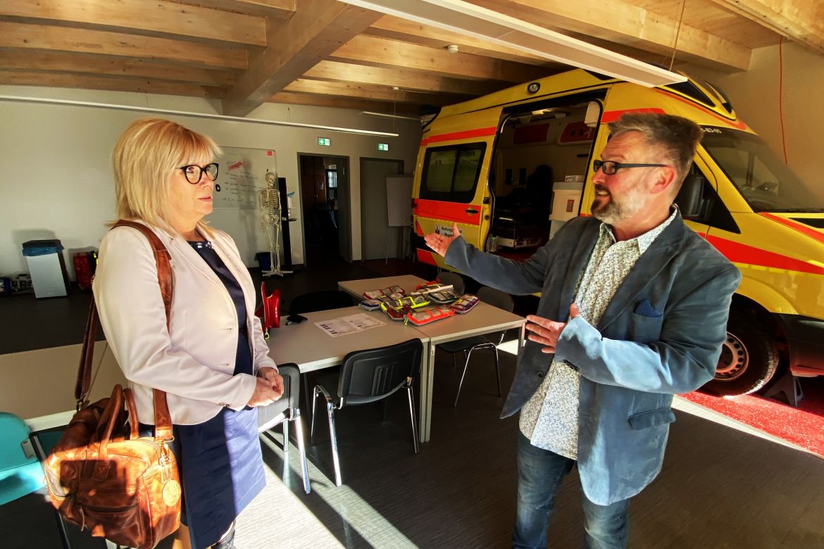 Oliver Müller kann stolz sein auf die moderen ASB-Rettungswache.jpg