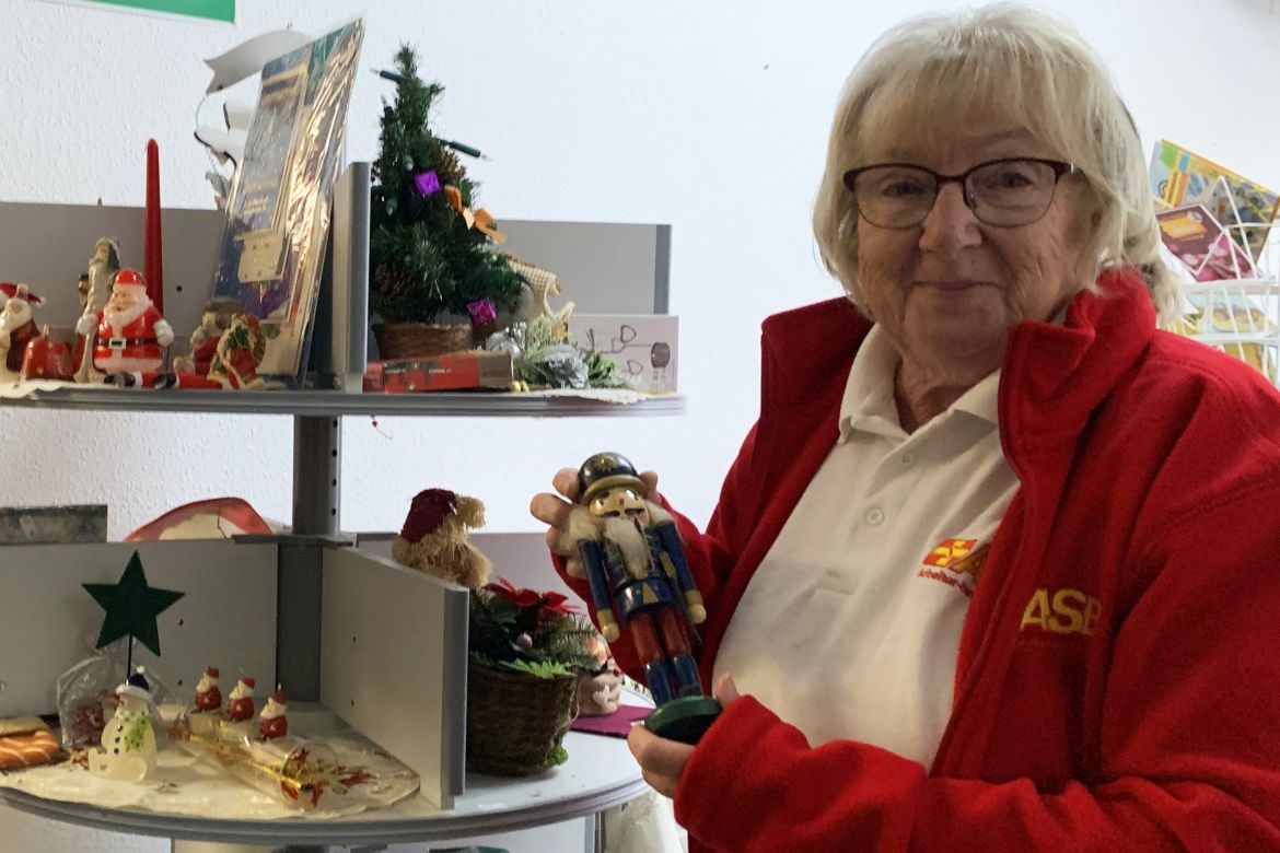 Nun gibt es auch schon wieder Weihnachtsdekoration für Bedürftige.jpg