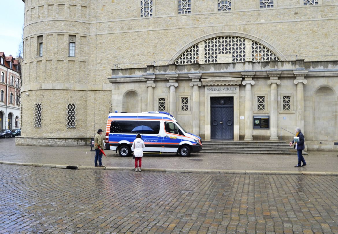 Der Wünschewagen zieht Blicke Neugieriger an.jpg