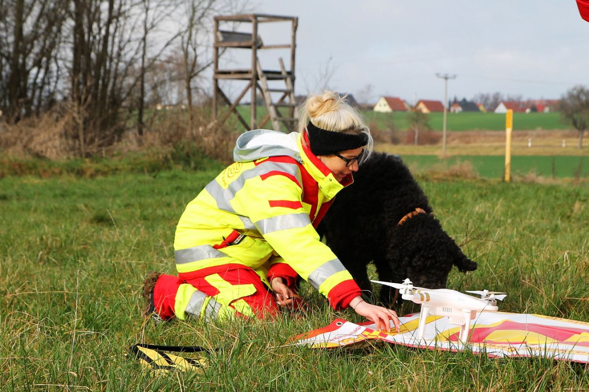 Jana Herbig führt Fossy langsam an die Drohne heran.jpg