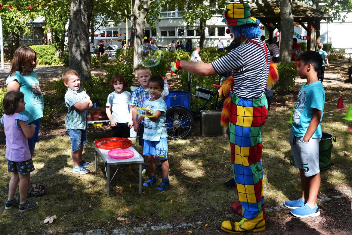 Riesenseifenblasen mit Clown Lulo.jpg