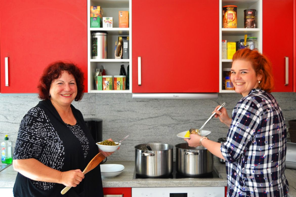 Frau Bock und Frau Romey tafeln auf neu.jpg