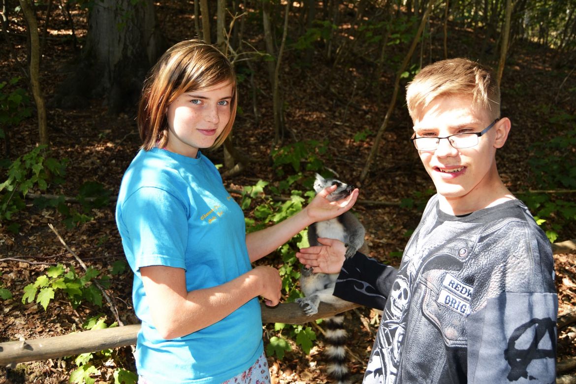 Annalena und Mark mit einem Katta.jpg