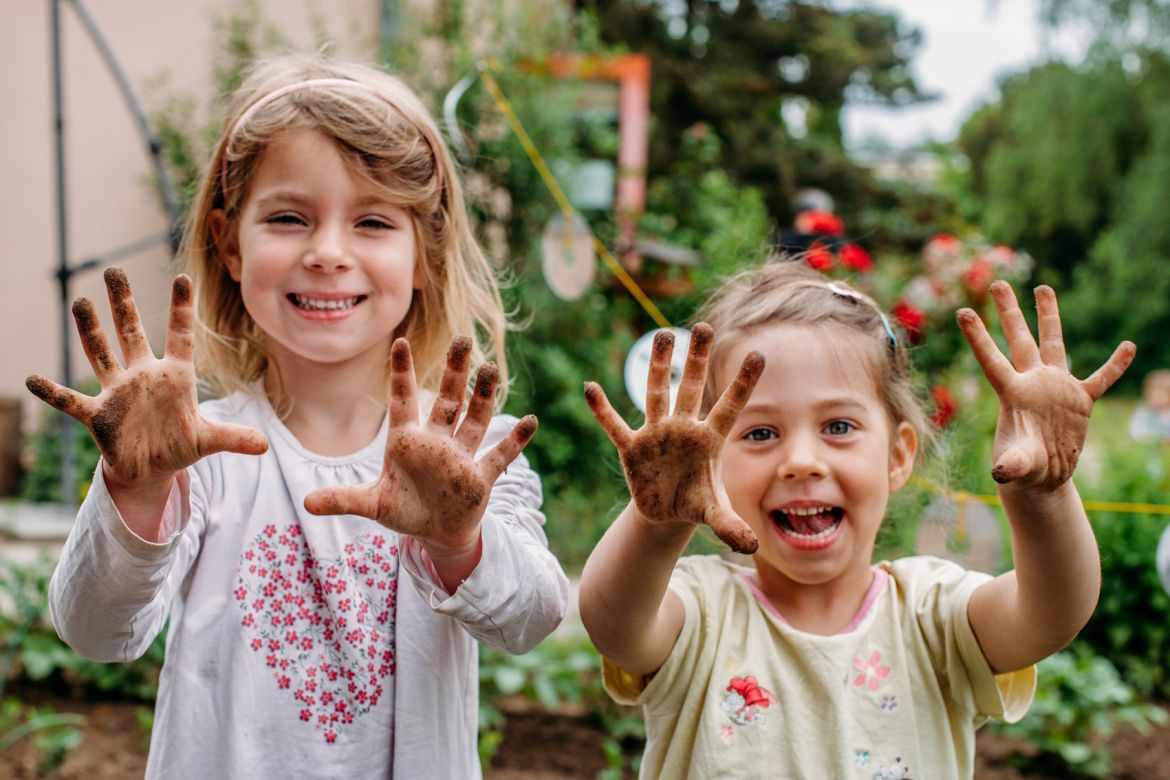 AR-Pressebilder-Kinder-mit-dreckigen-Händen-300dpi.jpg