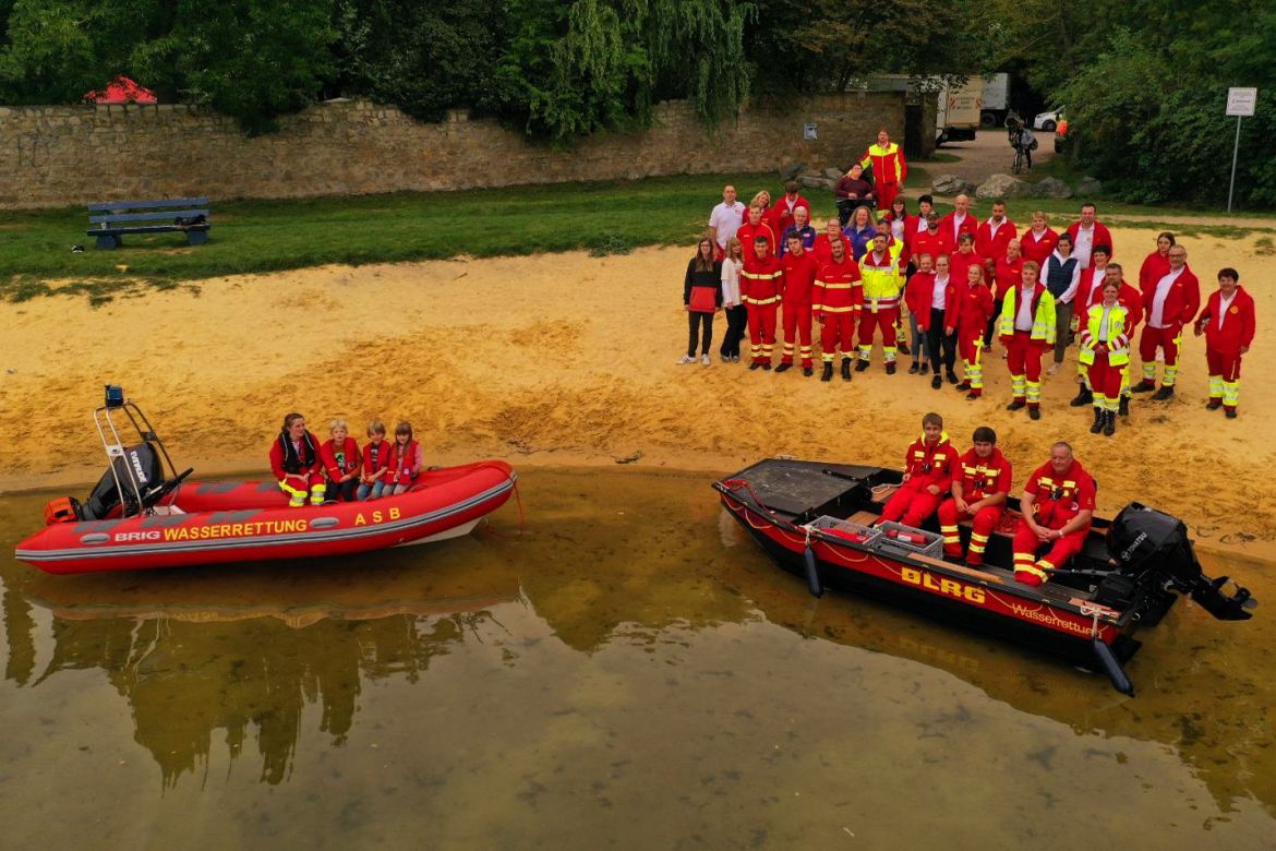 Gruppenbild am See.jpg