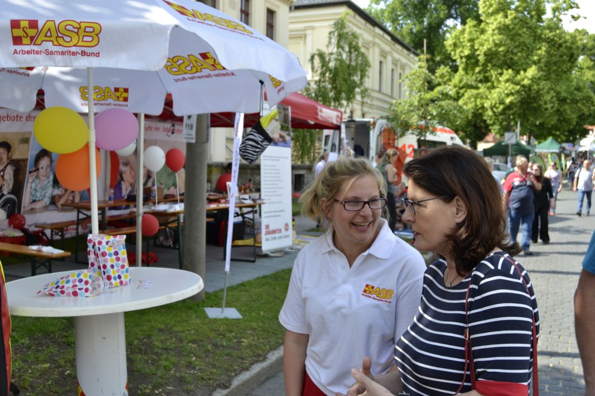 Jana erläutert der Landesvorsitzenden die Arbeit in der Rettungshundestaffelkk.jpg