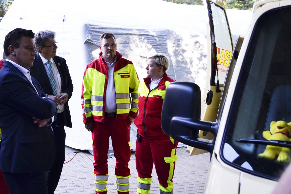 MIt zwei Autos ging es Richtung Insul.jpg