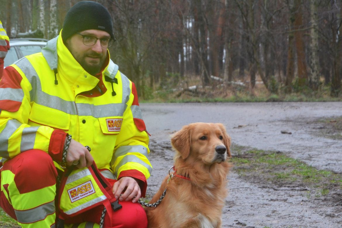 Freiwillig aktiv in der Rettungshundestaffel.jpg