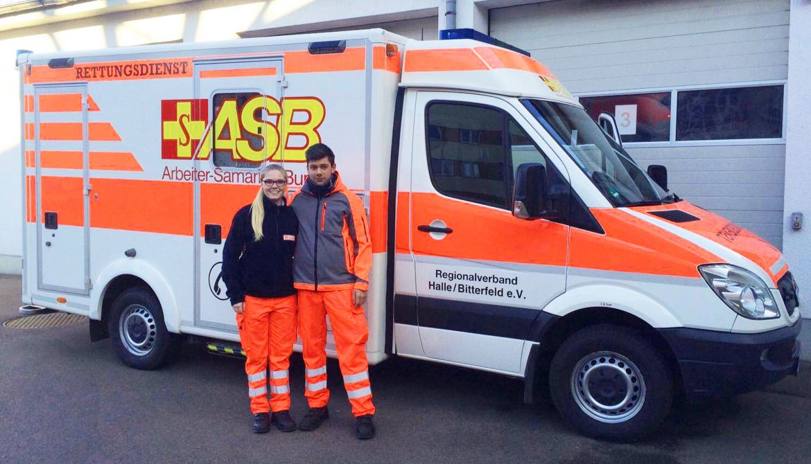 Franziska und Jonas vor ihrem Arbeitsplatz, dem modernen ASB-Rettungswagen.jpg