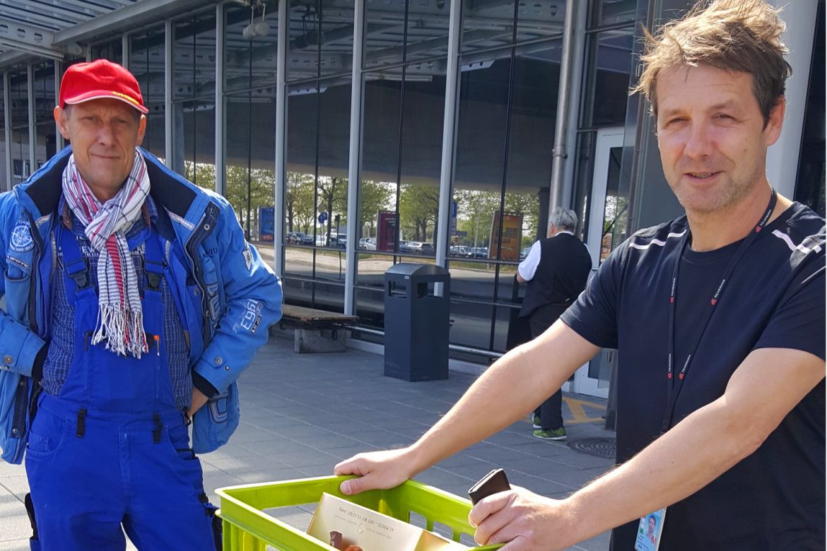 Übergabe am Flughafen.jpg