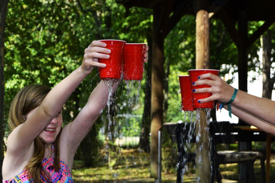 Mit Löchern im Becher galt es Wasser zu schöpfenk.jpg